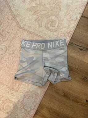 Nike Women's Pro 3" Camo Short (Wolf Grey/White) size Medium